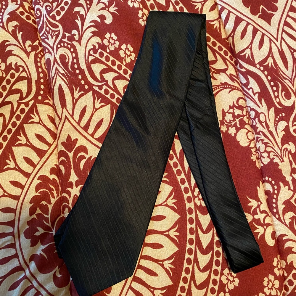 NWOT Black Beverly Hills Tie. 100% silk.